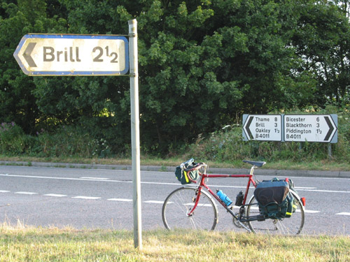 [PHOTO: Signpost to Brill, at the junction with the B4011 near Boarstall: 93kB]
