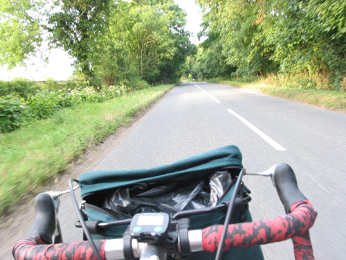 [PHOTO: On-bike no-hands view of country lane: 86kB]