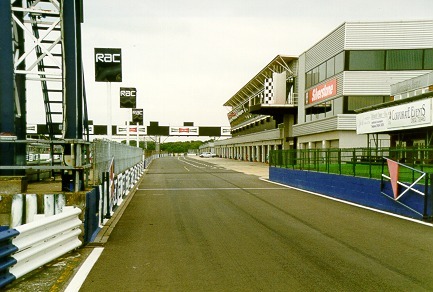 [PHOTO: Silverstone Grand Prix Pitlane, empty: 54kB]