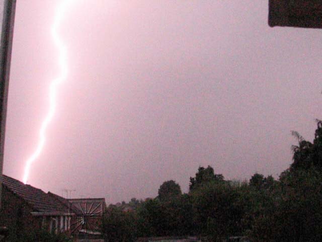 [PHOTO: lightning bolt established: 28kB]