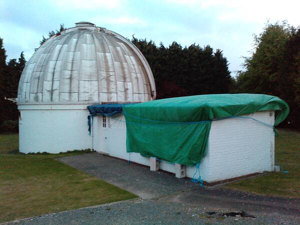 [PHOTO: Dome with roof sheeted over again: 39kB]