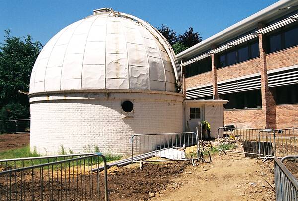 [PHOTO: Dome with new building immediately adjacent: 60kB]