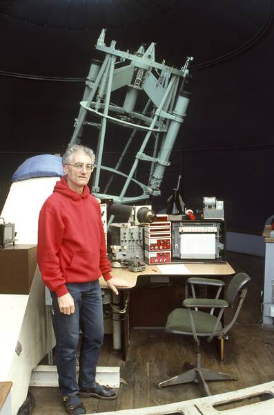 [PHOTO: Roger Griffin by the observing desk: 33kB]