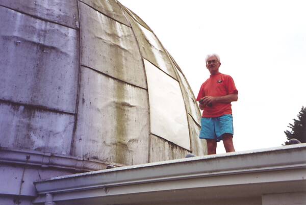 [PHOTO: Roger undertaking dome-washing: 29kB]