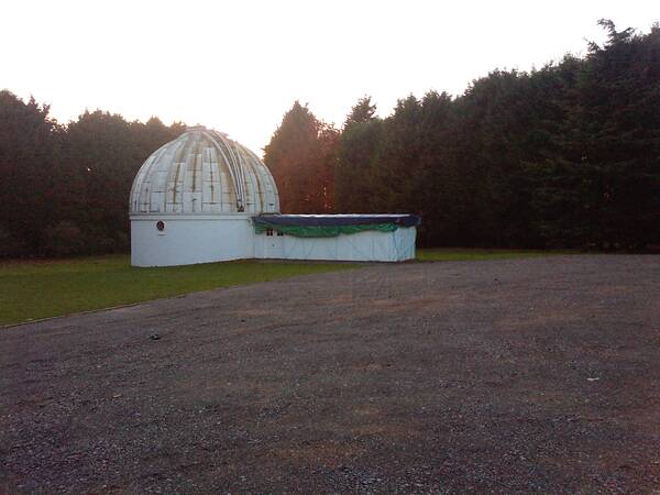 [PHOTO: Dome with roof sheeted over: 33kB]