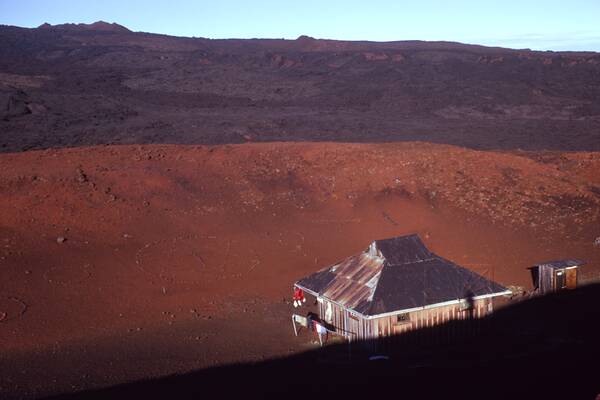 [PHOTO: Red Hill Hut: 24kB]