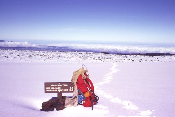 [PHOTO: Rucksack and sign on snowy mountain: 24kB]