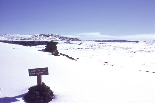 [PHOTO: Snowy mountainscape and sign: 19kB]
