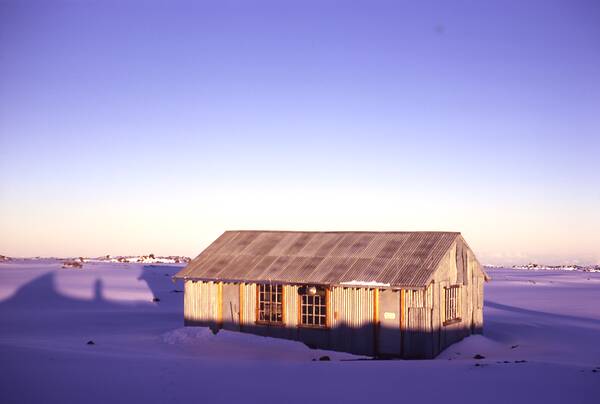 [PHOTO: Mauna Loa summit hut: 17kB]