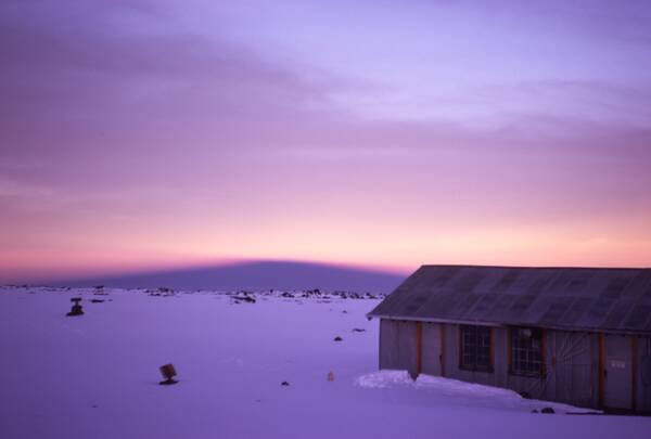 [PHOTO: Earth shadow at summit hut: 12kB]