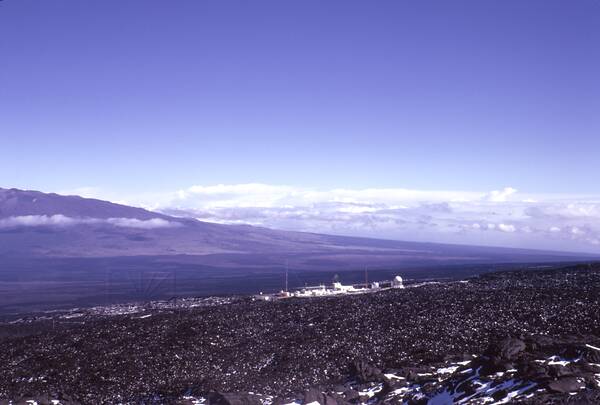 [PHOTO: Mauna Loa weather observatory: 30kB]