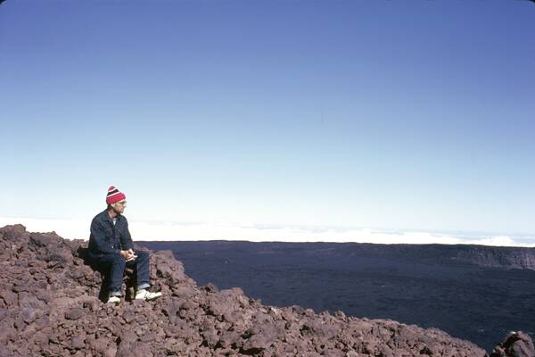 [PHOTO: Roger Griffin on Mauna Loa: 22kB]