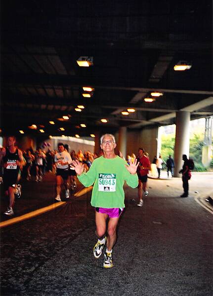 [PHOTO: Roger running in the 2002 London Marathon: 38kB]