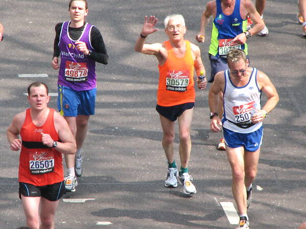 [PHOTO: Roger running at the Embankment: 54kB]