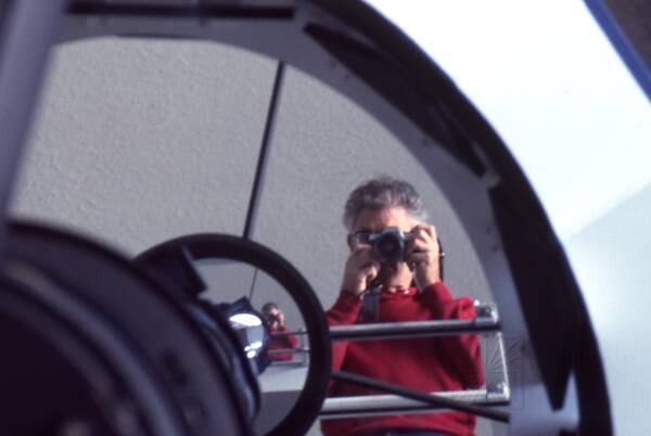 [PHOTO: Roger taking his photo in a telescope mirror: 20kB]