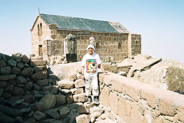 [PHOTO: Roger in Yogi t-shirt in Sinai: 48kB]