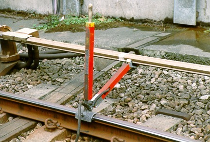 [PHOTO: Short-circuiting device on rail: 68kB]
