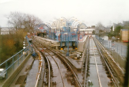[PHOTO: forked station seen from incoming train: 47kB