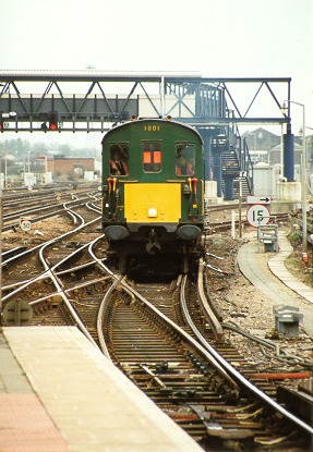 [PHOTO: power cars approach square-on at Ashford, daytime: 56kB]