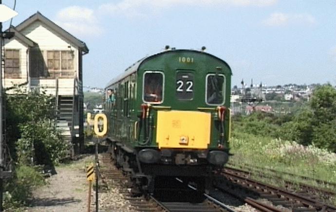 [PHOTO: passing close by, signalbox in view: 51kB]