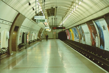 [PHOTO: extra-large tube station platform: 50kB]