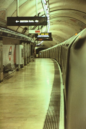 [PHOTO: tube station platform on a severe hump: 49kB]