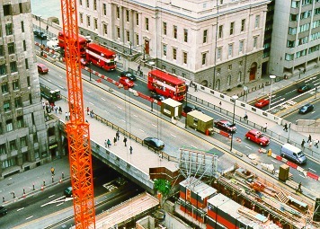 [PHOTO: aerial view onto London Bridge approach: 63kB]
