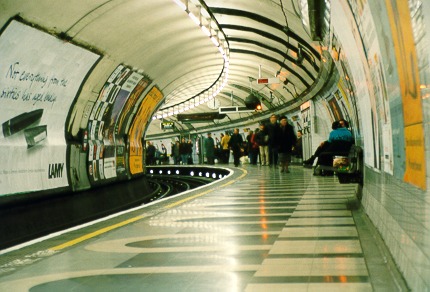 [PHOTO: sharply-curved tube station platform: 53kB]