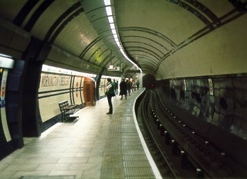 [PHOTO: Southbound station tube: 31kB]