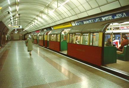 [PHOTO: Heritage ’59-stock 3-car in tube station: 53kB]