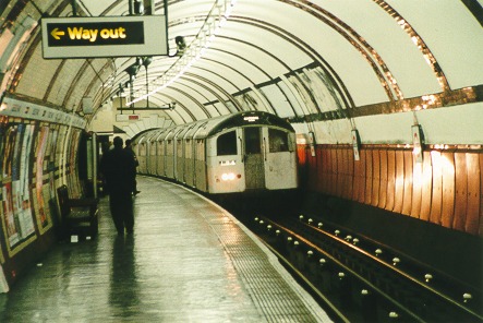 [PHOTO: 1959 stock arriving in tube: 59kB]