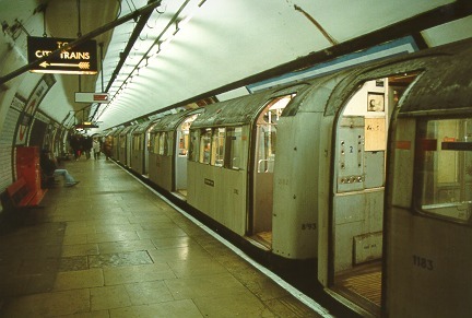 [PHOTO: 1959 stock with doors open, in tube station: 47kB]