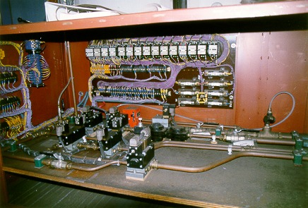 [PHOTO: close-up of electrical/pneumatic connection area: 63kB]