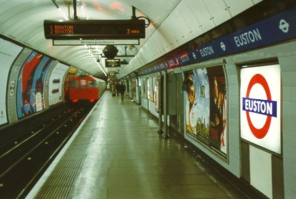 [PHOTO: rear of 1967 stock leaving tube platform: 48kB]