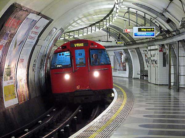 [PHOTO: 1972 MkII stock at tube-tunnel station: 139kB]