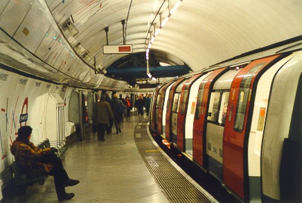 [PHOTO: Calling at sharply-curved tube station: 54kB]