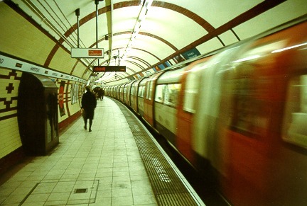 [PHOTO: 95 stock at speed leaving Hampstead: 50kB]
