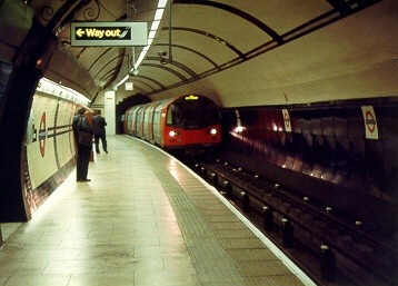 [PHOTO: 1995 stock arriving in tube: 33kB]