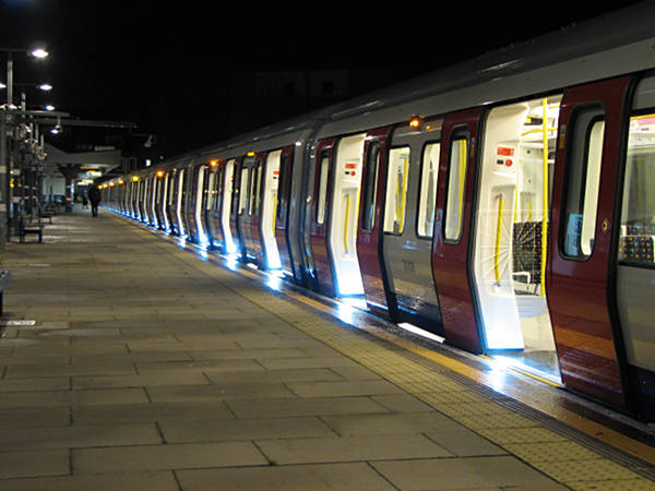 [PHOTO: Train in platform at night: 47kB]